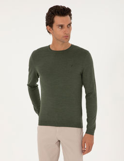 Базовый свитер приталенного кроя цвета хаки