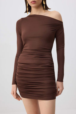 Kahverengi Vucuda Oturan Asimetrik Yaka Orme K?sa Elbisesi TEDAW25EL00006