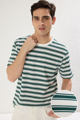 TRENDYOL MAN Cok Renkli Regular/Normal Kesim Dokulu T-Shirt TMNSS25TS00041