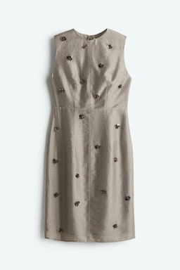 Vestido de tubo con detalles decorativos