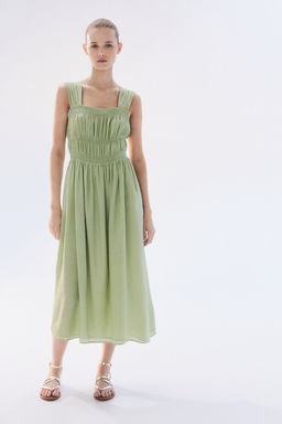 Vestido con cuerpo nido de abeja