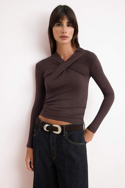 Kahverengi Fitted/Vucuda Oturan Asimetrik Yaka Uzun Kollu Esnek Orme Bluz TWOSS26BZ00692 - Trendyolmilla фото 2