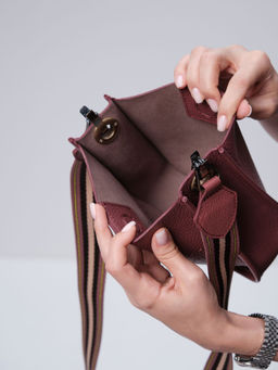 Сумка кожаная на плечо Azaro 30996 красная луна