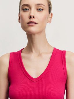 Укороченный топ в рубчик с V-образным вырезом / Zarina  фото 6