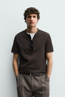 CAMISETA ESTRUCTURA CUELLO PANADERO / Chocolate