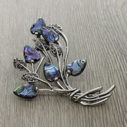 Брошь-подвеска "Полевой букет" со вставками из гелиотиса и ювелирного сплава