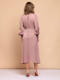 Платье длины миди розовое с драпировкой и длинными рукавами - 1001dress фото 3