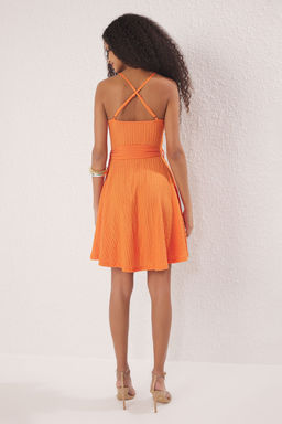 Turuncu Dokulu Ask?l? Baglama Detayl? Skater/Belden Ac?lan Mini Orme Elbise TWOSS25EL00794