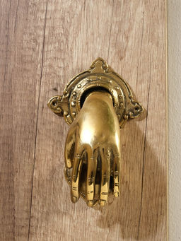Дверной молоток "Рука с шаром" 10х16х7 см