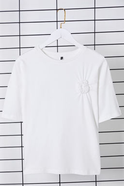TRENDYOLMILLA Ekru Oversize/Genis Kal?p Cicek Aksesuar Detayl? Orme T-Shirt TWOSS25TS00013