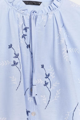 BLUSA ESTAMPADA BORDADOS ENGOMADOS / Azul / Blanco - Zara фото 9