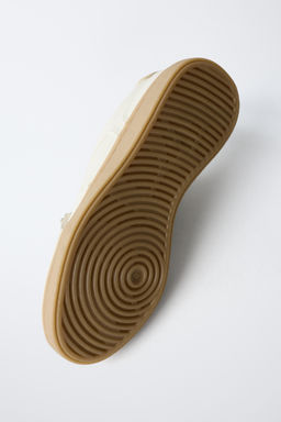 SNEAKERS WITH HEART CHARM DETAIL - Zara фото 7