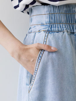 Юбка миди А-силуэта с поясом на резинке из облегченного денима