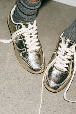 METALLIC-EFFECT TRAINERS