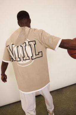 DeFactoFit NBA Milwaukee Bucks Oversize Genis Kal?p Kapusonlu Sporcu K?sa Kollu Tisort