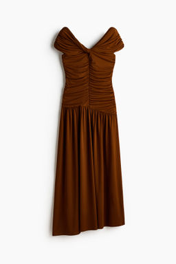 Vestido off-the-shoulder drapeado