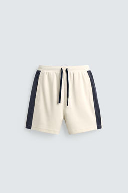 BERMUDA JOGGER BANDAS CONTRASTE / Blanco roto