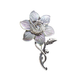 Брошь "Нарцисс" со вставкой из серого перламутра и ювелирного сплава