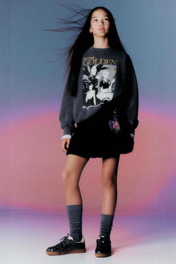 SUDADERA EFECTO LAVADO KPOP DEMON HUNTERS NETFLIX  / Gris antracita