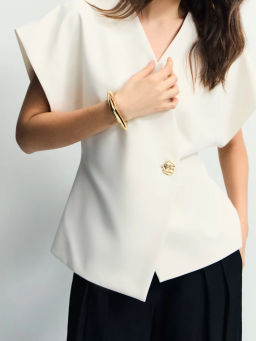 Приталенный жилет с декоративной пуговицей / Zarina