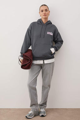 Antrasit S?rt Slogan Bask?l? Oversize/Genis Kal?p Kapusonlu Orme Sweatshirt TWOAW26SW00047