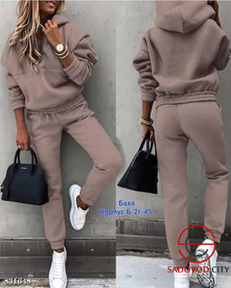 Спортивный женский костюм