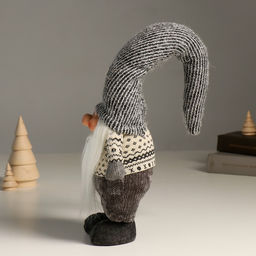 Интерьерная кукла текстильная Дед Мороз в длинном сером колпаке с сердечком, 48 см