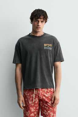 CAMISETA LAVADA ESTAMPADO SURF / Marr?n oscuro