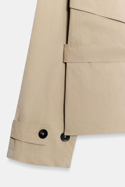 TRENCH CORTA HOMBRERAS CINTUR?N / Camel claro