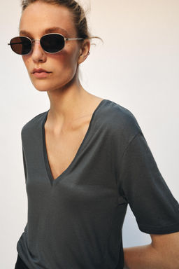 CAMISETA ESCOTE PICO FLUIDA / Plomo oscuro