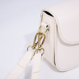 Сумка женская мессенджер на магните, 22×6×12 см, белая