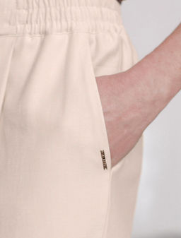 Брюки бананы с поясом на резинке из плотного лиоцелла - Vilatte фото 2