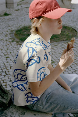 CAMISETA ESTAMPADO PRETZELS / Blanco roto