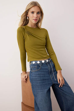 Ekru Viskon Icerikli Omuz Burgu Detayl? Vucuda Oturan Esnek Orme Bluz TWOAW26BZ00154