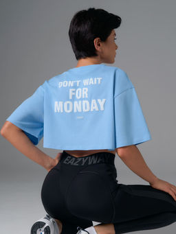 Укороченная футболка оверсайз с объёмным принтом DONT WAIT FOR MONDAY на спине