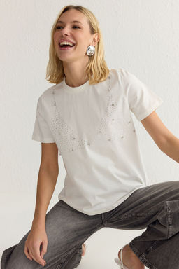 TRENDYOLMILLA Ekru %100 Pamuk Regular/Normal Kal?p Tas Detayl? Orme T-Shirt TWOSS25TS00016  фото 2
