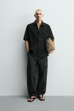 CAMISA FLUIDA ESTRUCTURA RELIEVE / Negro
