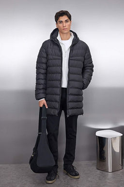 Siyah Regular Fit Yan_ Fermuarl_ R_zgara Dayan_kl_ K__l_k Mont TMNAW23MO00064
