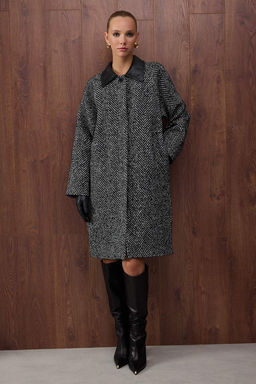 Ozel Koleksiyon Siyah Bal?ks?rt? Yaka Detayl? Mono Kapama Oversize Uzun Kase Kaban TWOAW26KB00043