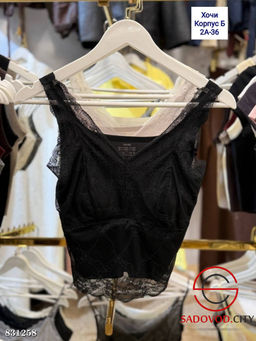 Майка с кружевами и встроенными чашечками