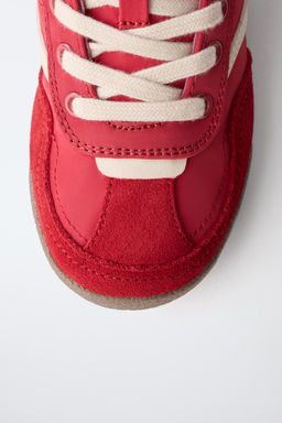 ZAPATILLA DEPORTIVA CONTRASTE / Rojo