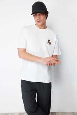 TRENDYOL MAN Ekru Oversize/Genis Kesim At/Hayvan Nak?sl? K?sa Kol %100 Pamuklu T-Shirt TMNSS24TS00089