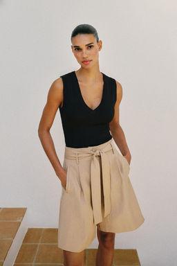 CAMISETA ALGOD?N  ESCOTE PICO / Negro