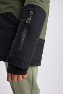 Водоотталкивающее водонепроницаемое пальто стандартной посадки с капюшоном DeFactoFit  фото 10