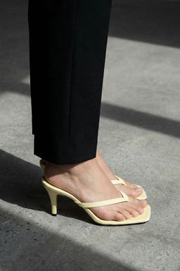 Sar? Kare Burun Parmak Aras? Kad?n 8,5 cm Ince Topuklu Terlik TAKSS25TO00096