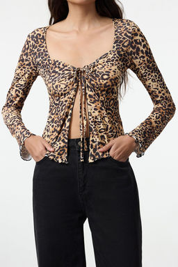 Trendyolmilla Kahverengi Leopar Bask?l? Baglama Detayl? Vucuda Oturan Esnek Orme Bluz TWOAW25BZ00249