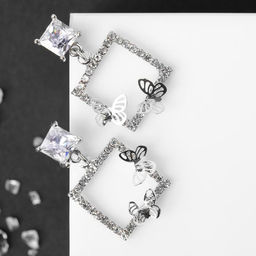 Серьги со стразами Порхай бабочки в квадрате, цвет белый в серебре