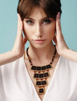 Стильное колье из бисера и янтаря Лукоморье в тёмном оттенке - Амберхолл фото 4