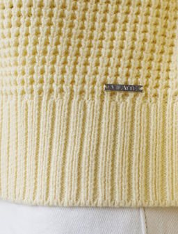 Укороченный джемпер с широкими рукавами рельефной вязки из хлопка с акрилом