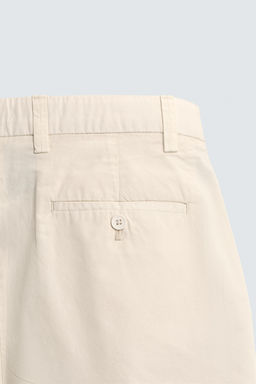 BERMUDA REGULAR FIT PLIEGUES / Blanco roto